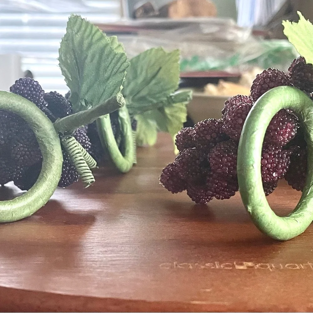 **VINTAGE** Pier 1 Imports Beaded Grape Cluster Napkin Ring Set -Lot Of 6 -Fruit